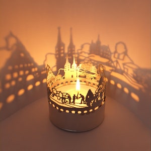 Grimma Skyline Shadow Play – Acessório de vela hipnotizante para uma decoração de quarto cativante e lembrança exclusiva – Perfeito para fãs de Grimma!
