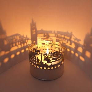 Bordeaux Skyline Shadow Play: boeiende kaarsbevestiging voor betoverende silhouetprojectie - perfecte souvenir voor Bordeaux-fans!