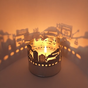 Albuquerque Skyline Shadow Play: ipnotizzante attaccamento a candela con proiezione di silhouette - Souvenir ideale per ogni fan di ABQ!
