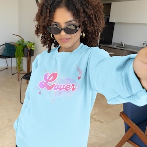 Puede incluir: Un letrero de madera rústica con el texto "Welcome to our home" en un estilo manuscrito. El letrero presenta un acabado envejecido y un diseño simple y acogedor, perfecto para un porche o entrada.