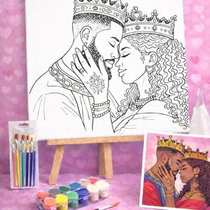 Könnte beinhalten: Ein Mal-Party-Set mit einer Leinwand, die eine Schwarz-Weiß-Illustration eines gekrönten Paares zeigt, sowie Farbtöpfe, Pinsel und ein Referenzbild. Der Text "Paint Party Kit" ist unten.