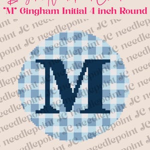 Puede incluir: Gráfico digital de punto de aguja con un diseño de cuadros vichy azul y blanco con la letra "M". El diseño mide 10 cm de diámetro y tiene una malla de 18 puntos. El texto dice "Digital Needlepoint Chart".