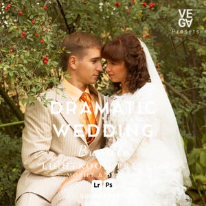 Op de afbeelding: Een stel in trouwkleding, dat elkaar buiten omhelst. De afbeelding bevat de tekst "DRAMATIC WEDDING" en "LIGHTROOM PRESETS". De man draagt een beige pak met een oranje stropdas, de vrouw een witte jurk met sluier.
