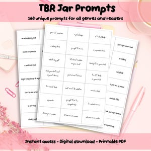 Könnte beinhalten: Ein druckbares PDF-Blatt mit dem Titel TBR Jar Prompts mit 168 einzigartigen Leseanregungen für alle Genres. Das weiße Papier zeigt ein Raster aus schwarzen Textfeldern mit Phrasen wie your last purchase, a gifted book und a library book.