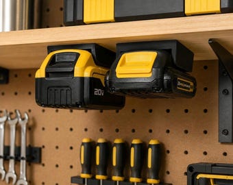 Può includere: Due batterie agli ioni di litio da 20V per utensili elettrici, di colore giallo e nero, montate sul lato inferiore di uno scaffale in legno. Le batterie presentano un design rettangolare con una leva di rilascio sulla parte superiore.