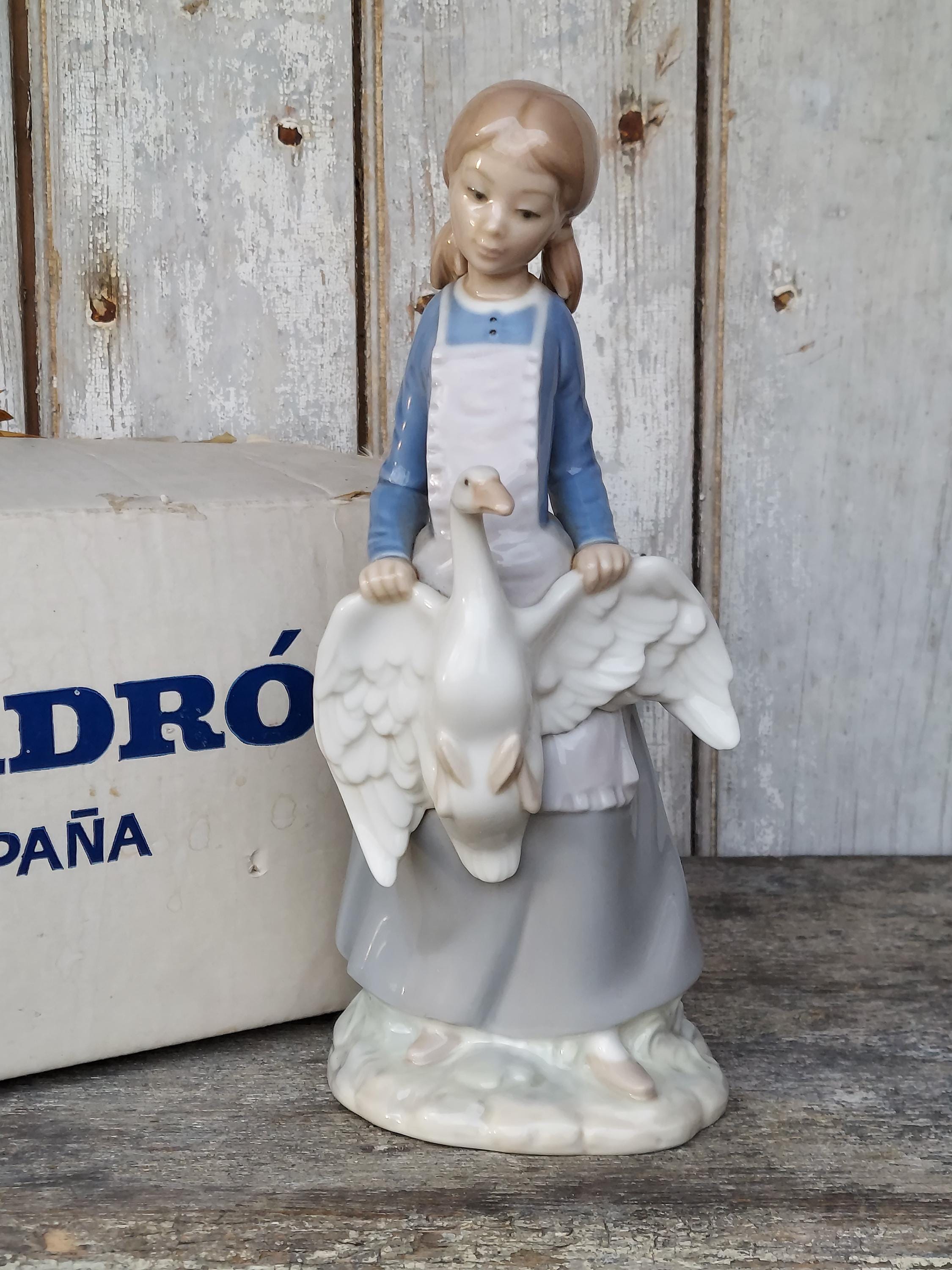 ガチョウの置物を持つ少女 114 リヤドロ スペイン NOS 1980年代 - Etsy