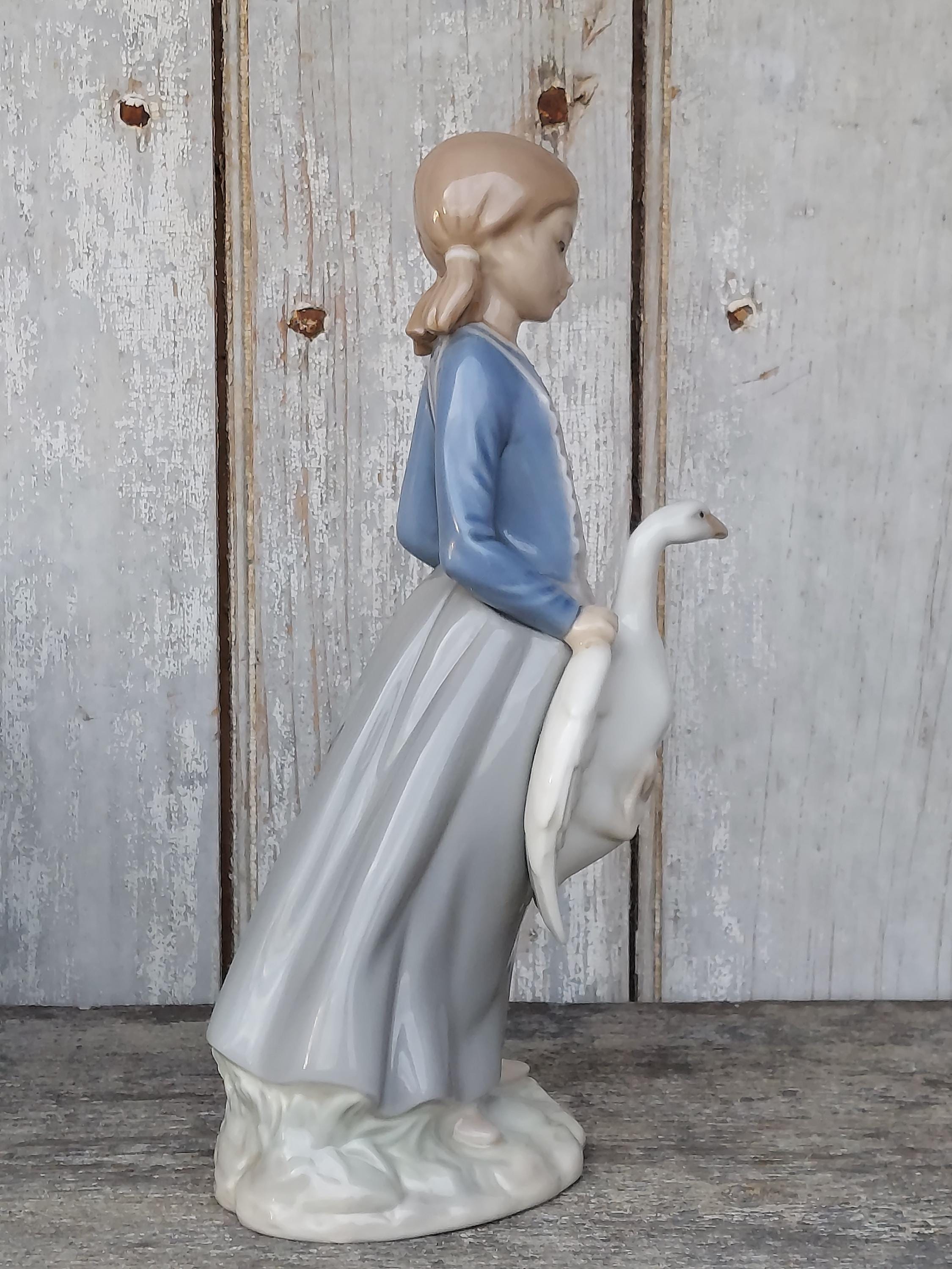 ガチョウの置物を持つ少女 114 リヤドロ スペイン NOS 1980年代 - Etsy