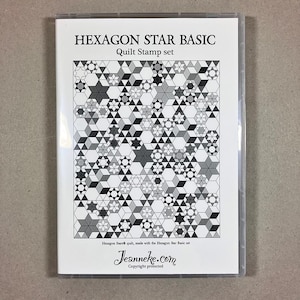 Può includere: Una confezione bianca con un'immagine in bianco e nero di una trapunta realizzata con forme esagonali. Il testo sulla confezione recita "Hexagon Star Basic Quilt Stamp set" e "Jeanneke.com Copyright protected".