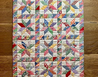 Englische PDF Graceful Stars Puppe Quilt Anleitung (Größe US letter) für Maschine piecing