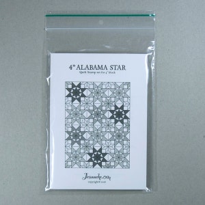 Op de afbeelding: Een doorzichtige plastic zak met een witte kaart met de tekst "4" ALABAMA STAR" en een geometrisch sterrenpatroon. De kaart is gelabeld als een quiltstempelset voor een blok van 10 cm. De website jeanneke.com staat onderaan afgedrukt.