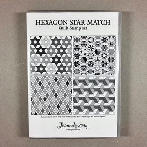 以下が含まれることがあります： 4つのキルトブロックの白黒画像。ブロックは六角形と星で構成されています。画像は「Hexagon Star Match Quilt Stamp Set」と「Jeanneke.com」とラベル付けされています。