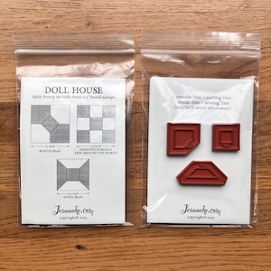 Może przedstawiać: Zestaw trzech czerwonych gumowych stempli do patchworku. Stempelki są oznaczone jako "Bowtie Block", "Nine Patch Block or Trip Around the World" i "Spool Block". Stempelki są zapakowane w przezroczyste plastikowe torebki z instrukcją użycia.