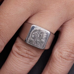 Anillo de oro de 18 quilates con diseño de conejo de tres patas y el mito del sol. Joyería vintage con motivos de animales.