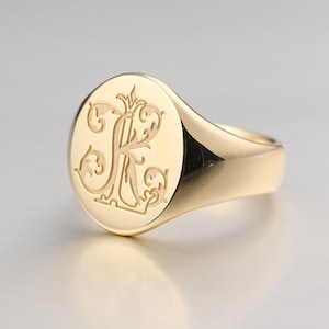 Graverad kursiv initialring i 18 karat guld, vintage akademisk stil