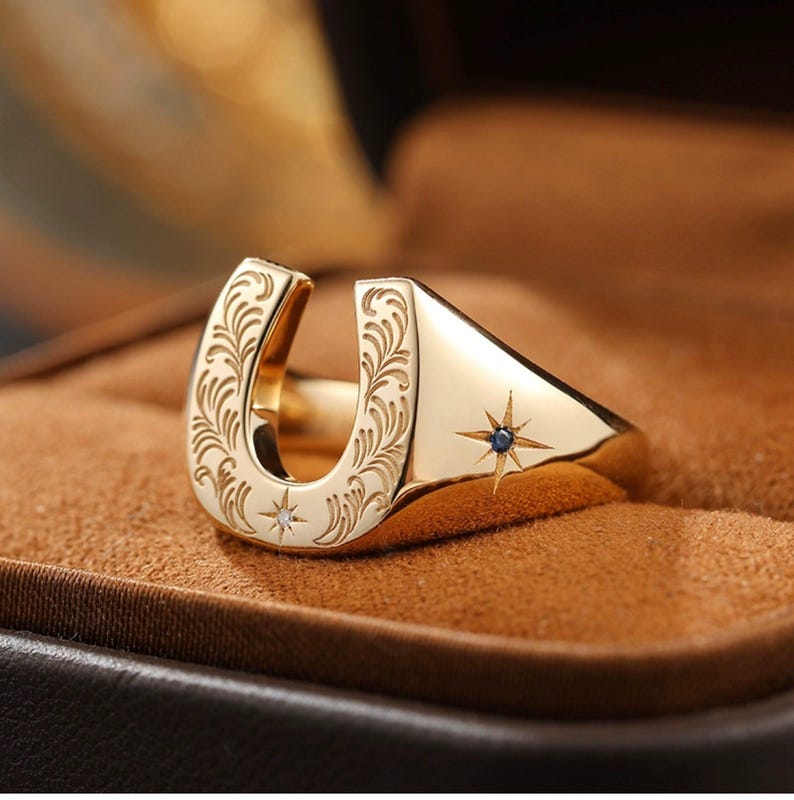 Good Luck U-Shaped Horseshoe Ring 18K Gold Platinum Vintage Tang Scroll Seal Design Unisex Band