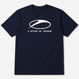 以下が含まれることがあります： ネイビーブルーのTシャツ。白い楕円形のロゴと「A STATE OF TRANCE」の文字がプリントされています。ロゴは楕円の中に曲線が描かれています。Tシャツは半袖で、クルーネックです。