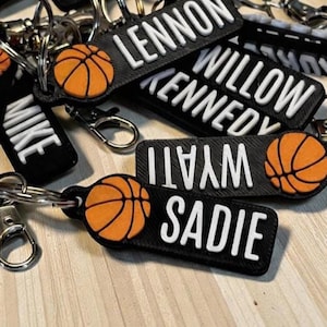Personalisierte Basketball Team Schlüsselanhänger | 12er Pack | Benutzerdefinierte Spielernamen | Einseitig, doppelseitig oder Deluxe Coach Geschenk - Farboptionen!