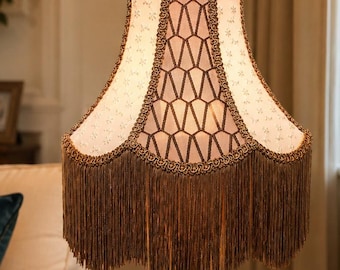 Handgjord viktoriansk lampskärm med klockmotiv, vitt broderat tyg, bruna fransar, vintage bordslampskärm