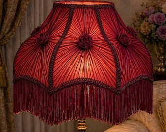 Pantalla de lámpara victoriana color burdeos hecha a mano – con flecos plisados y roseta floral.