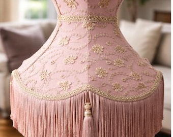 Pantalla de lámpara victoriana – Estilo corsé rosa palo, flecos florales bordados, decoración de lujo para el hogar