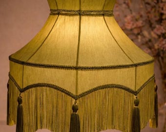 Handgefertigter Olivgrüner Seiden-Lampenschirm - Viktorianische Fransen-Quasten, Französische Stil-Beleuchtung