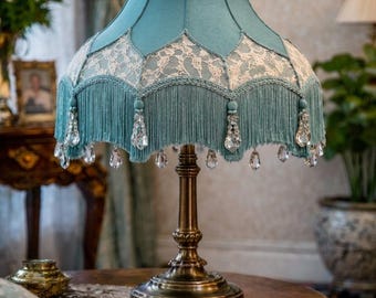 Handgjord viktoriansk lampskärm – kristall tofsar med fransar, dekor i antik stil