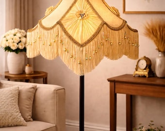 Pantalla de lámpara victoriana hecha a mano – Crema con flecos dorados, 36 cm de base, decoración de estilo antiguo
