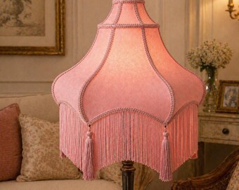 Pantalla de lámpara victoriana de tela rosa – Iluminación vintage con flecos y borlas hechas a mano