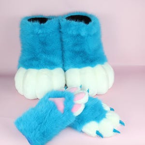 Può includere: Un set di tre tazze in ceramica con finitura opaca e macchiettata. Le tazze sono nei toni del crema, grigio chiaro e grigio scuro. Ogni tazza ha un design semplice e minimalista e un manico arrotondato.