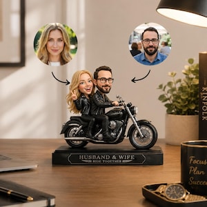 Pode incluir: Uma estatueta bobblehead personalizada de um casal numa mota preta, montada numa base retangular com o texto HUSBAND & WIFE RIDE TOGETHER. As figuras são baseadas nas duas fotografias de retrato circulares apresentadas acima.