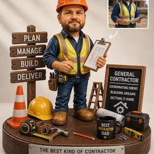 Könnte beinhalten: Eine individuelle Figur eines Bauunternehmers mit orangefarbenem Schutzhelm, blauem Hemd und gelber Warnweste, der ein Klemmbrett und einen Stift hält. Der Sockel zeigt ein Holzschild mit PLAN, MANAGE, BUILD, DELIVER, eine schwarze Tasse mit der Aufschrift BEST CONTRACTOR DAD und eine Plakette mit der Inschrift THE BEST KIND OF CONTRACTOR BUILDS MORE THAN HOUSES Happy Father's Day!