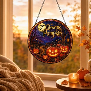 Atrapasueños de vidrieras con forma de calabaza brillante, adorno colgante de Halloween para ventana, decoración otoñal de un espeluznante campo de calabazas a la luz de la luna