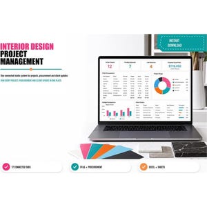 Op de afbeelding: Een laptop met een dashboard voor interieurontwerp-projectbeheer met gegevenstabellen, een cirkeldiagram en staafdiagrammen. De tekst luidt INTERIOR DESIGN PROJECT MANAGEMENT, INSTANT DOWNLOAD, 17 CONNECTED TABS, FF&E + PROCUREMENT en EXCEL + SHEETS.