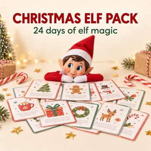 Könnte beinhalten: Ein Weihnachts-Elfen-Set mit dem Text 'CHRISTMAS ELF PACK' und '24 days of elf magic'. Eine kleine Elfenpuppe mit roter Mütze und weißem Rand stützt ihr Kinn auf eine Sammlung illustrierter Karten, die Weihnachtssymbole wie einen Baum, Lebkuchenmann, Schneemann, Kakao, Geschenk, Kranz und Rentier zeigen.