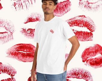 Camiseta personalizada con inicial "Besos de lápiz labial" / Camiseta gráfica "Beso de lápiz labial"