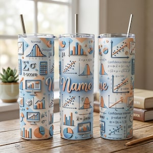 Peut inclure: Trois gobelets en acier inoxydable avec pailles, ornés de graphiques, de diagrammes et d'équations statistiques en bleu, pêche et blanc. Le mot "Name" est écrit sur les gobelets.