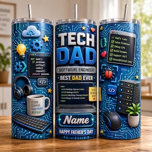 Może przedstawiać: Niebieski izolowany kubek z motywem technologicznym, z napisem "TECH DAD" i "HAPPY FATHER'S DAY". Kubek zawiera grafikę komputera, klawiatury i fragmentów kodu, idealny dla inżyniera oprogramowania.