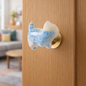 Handmade Faceless Cat Drawer Knob | Sandalwood Style, Zinc Alloy Pull