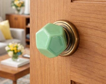 Kolorowa ceramiczna gałka w kształcie diamentu | Uchwyt do szuflady z podstawą z antycznego mosiądzu w stylu vintage | Ręcznie wykonana geometryczna ceramiczna gałka do szafek/drzwi