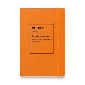 Peut inclure: Un cahier orange avec le mot "CODIFY" dans un rectangle noir. En dessous, la définition : "Rendre quelque chose plus important qu'il ne l'est."