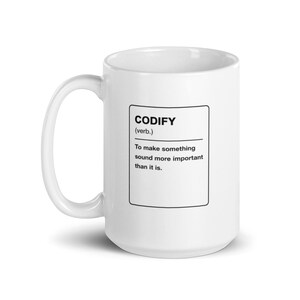 Peut inclure: Mug en céramique blanche avec un texte noir indiquant "CODIFY (verbe.) Pour faire sonner quelque chose plus important qu'il ne l'est."