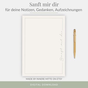 Könnte beinhalten: Ein digitaler Download mit einem cremefarbenen Notizblock mit dünnem Rand und dem Text "Sanft mir dir" in einer Schreibschrift. Ein goldener Stift liegt neben dem Notizblock. Der Text "für deine Notizen, Gedanken, Aufzeichnungen" ist ebenfalls sichtbar.