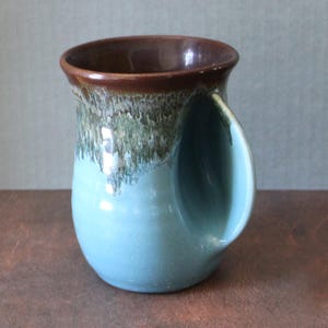 Tazza in ceramica scaldamani fatta a mano, nei colori blu e marrone ~ Tazza in argilla ceramica per destrorsi