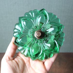Puxador de armário ou gancho para cabide vintage grande em vidro verde esmeralda com formato de flor – Puxador decorativo grande e eclético para gaveta