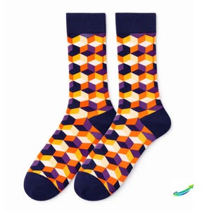 Könnte beinhalten: Ein Paar bunte Socken mit einem geometrischen Würfelmuster. Die Socken haben marineblaue Bündchen, Fersen und Zehen sowie ein sich wiederholendes Muster aus orangefarbenen, gelben, lila und weißen Würfeln. Für Komfort und Stil.