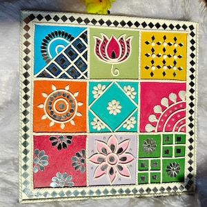 Puede incluir: Decoración mural cuadrada con nueve cuadrados coloridos y estampados. Cada cuadrado presenta un diseño único con detalles de espejo. El marco blanco tiene detalles de diamantes espejados, creando una pieza decorativa y vibrante.