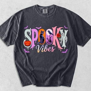 不気味な雰囲気のシャツ、コンフォートカラーズのハロウィンTシャツ、ゴシッククロウの黒猫Tシャツ、レトロなゴーストパンプキングラフィックアパレル
