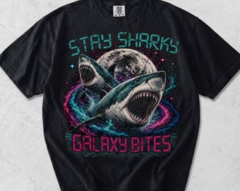 Stay Sharky Galaxy Bites-tröja, retro rymdhaj-t-shirt, synthwave-estetisk t-shirt, rolig hajälskare-gåva, grafisk sci-fi-tröja med havsmotiv