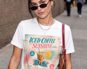 Iskaffe-solsken-tröja, iskaffe-tröja, kaffeälskare-present, sommargrafik-tröja, sommarvibbar-tröja, kaffe-t-shirt, Comfort Colors®