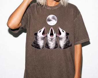 Tre opossum månskjorta | Ylande opossum T-shirt | Vargmåneparodi T-shirt | Komfortfärger T-shirt | Rolig skräppanda meme-gåva